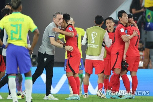 6일 오전(한국시간) 카타르 도하 974 스타디움에서 열린 2022 카타르 월드컵 16강전 한국과 브라질 경기. 1-4로 패해 8강 진출에 실패한 한국 대표팀의 파울루 벤투 감독이 백승호, 조규성 등 선수들을 격려하고 있다. 도하=연합뉴스
